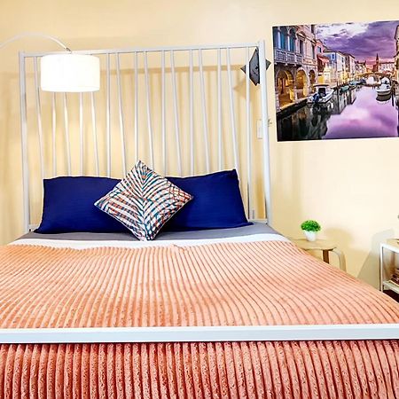 Spacious Cozy Suite At The Venice Mall With Free Parking And Washing Machine (Adults Only) Taguig Bagian luar foto