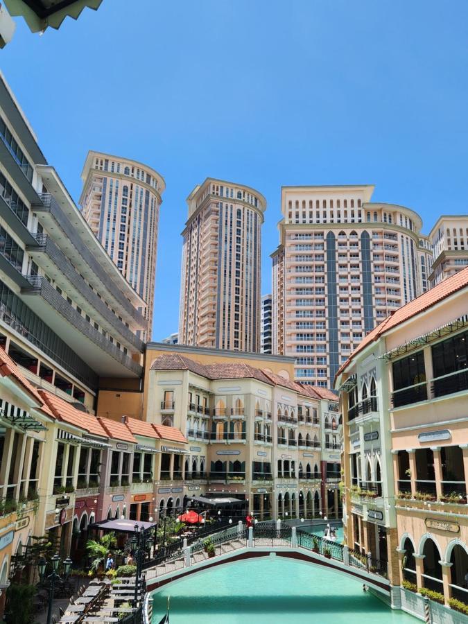 Spacious Cozy Suite At The Venice Mall With Free Parking And Washing Machine (Adults Only) Taguig Bagian luar foto