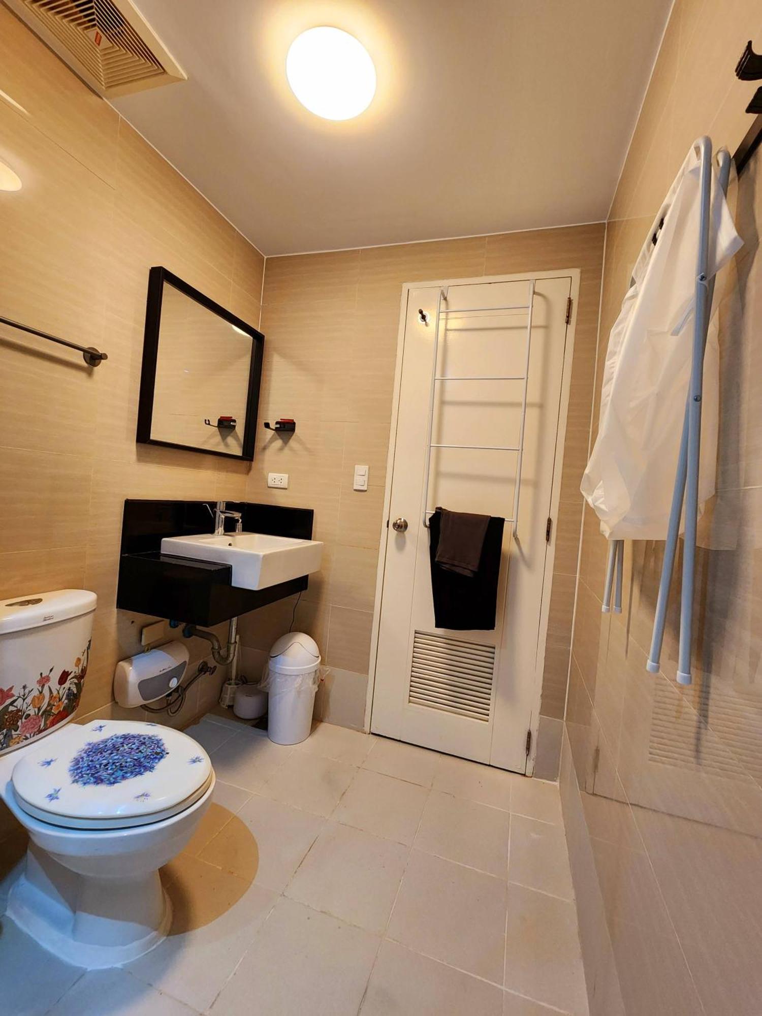 Spacious Cozy Suite At The Venice Mall With Free Parking And Washing Machine (Adults Only) Taguig Bagian luar foto